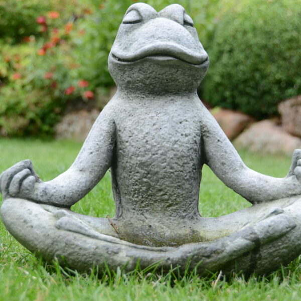 Skulptur Frosch im Yogasitz